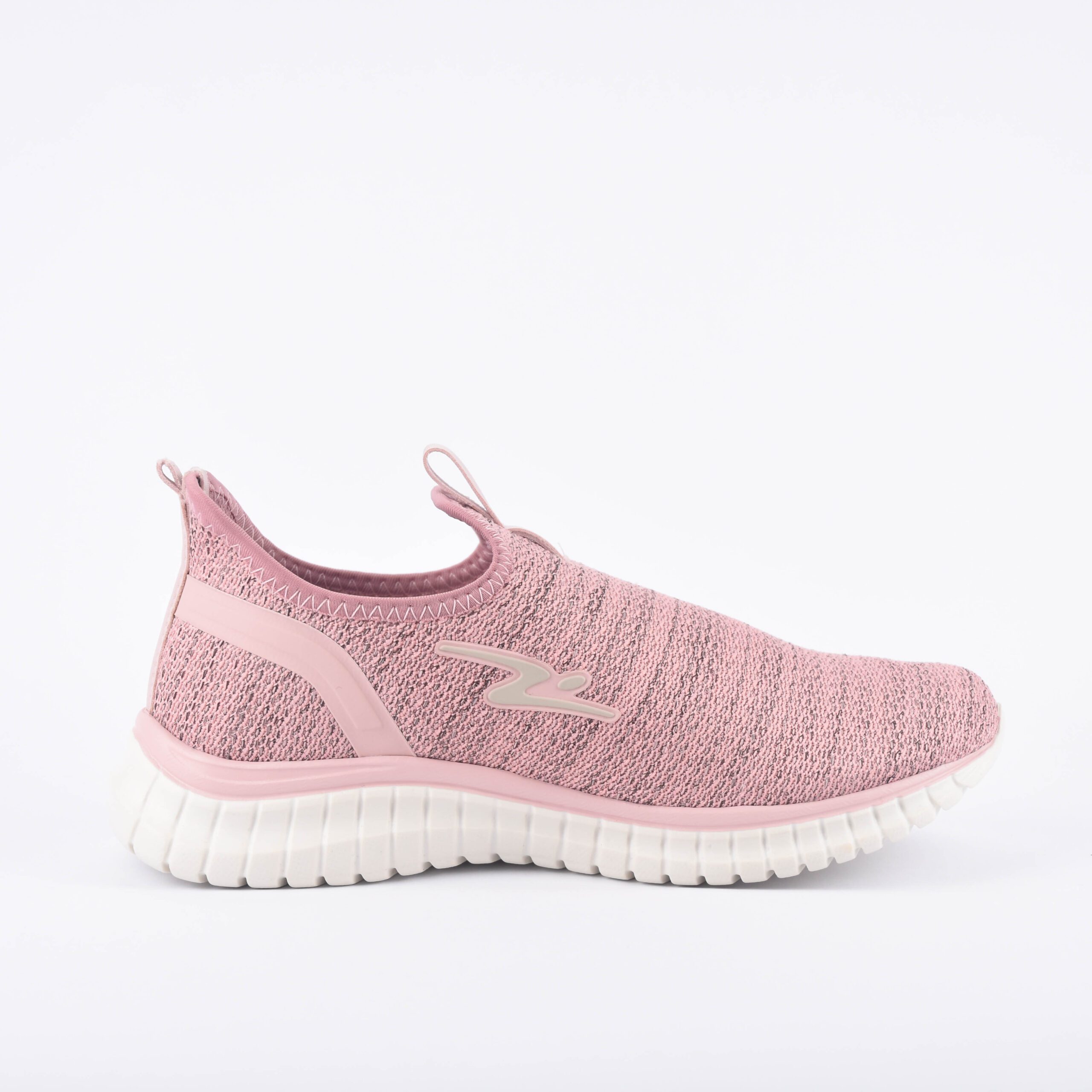 Modèle féminin portant les Baskets Adrun Ténis Flex Up Rose pendant une marche en extérieur.