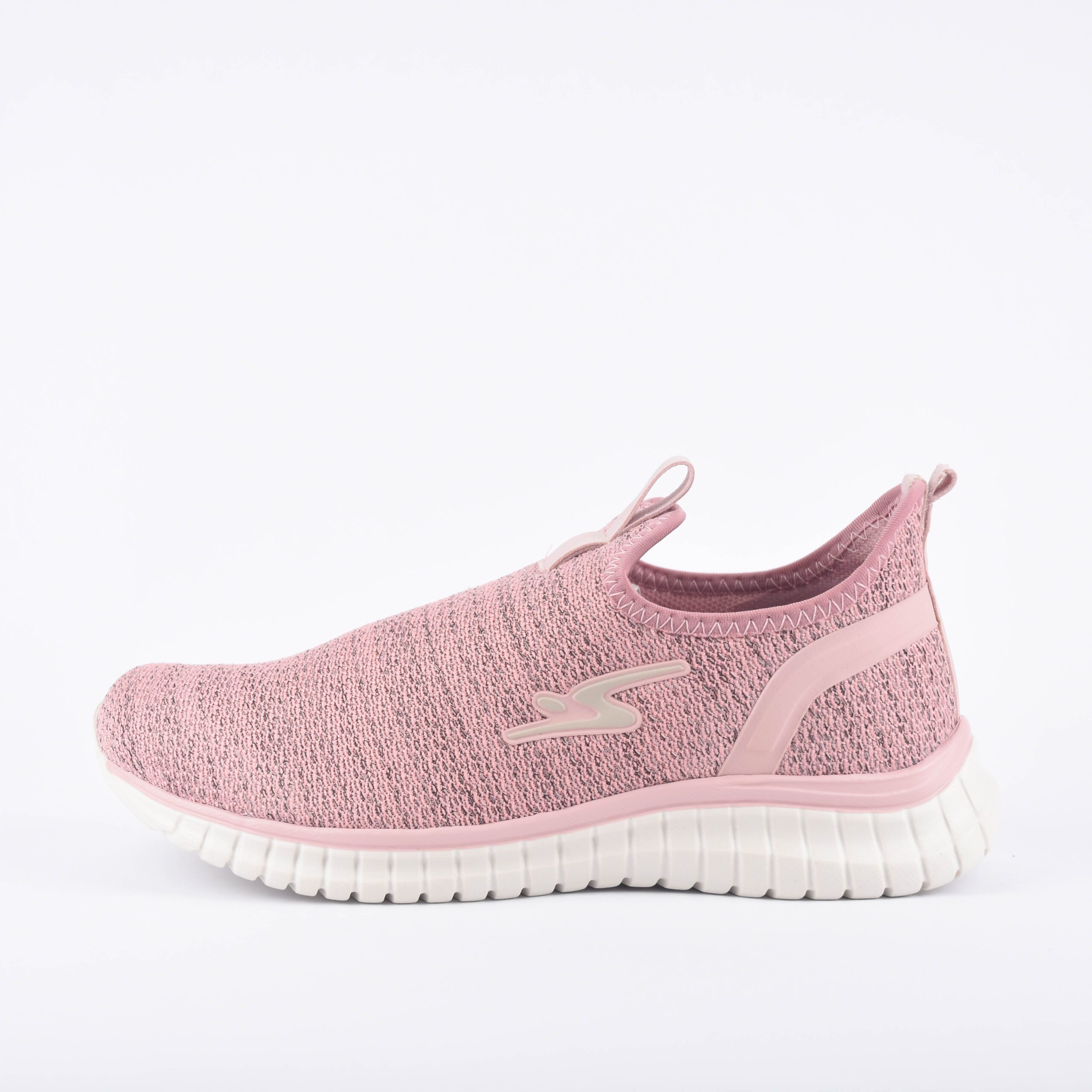 Modèle féminin portant les Baskets Adrun Ténis Flex Up Rose pendant une marche en extérieur.