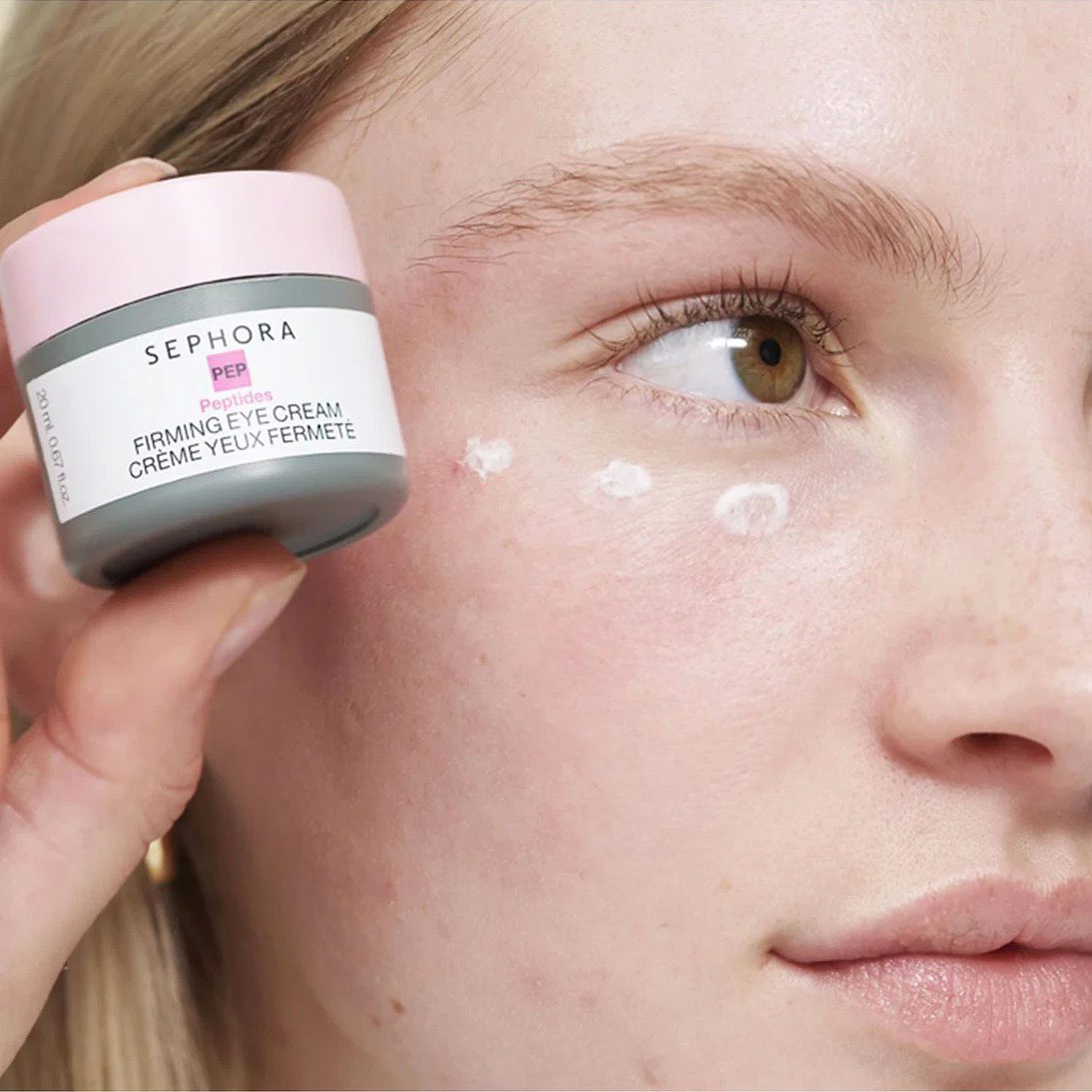 Avant et après l'utilisation de la Crème Yeux Fermeté Sephora, montrant une réduction visible des cernes et ridules.